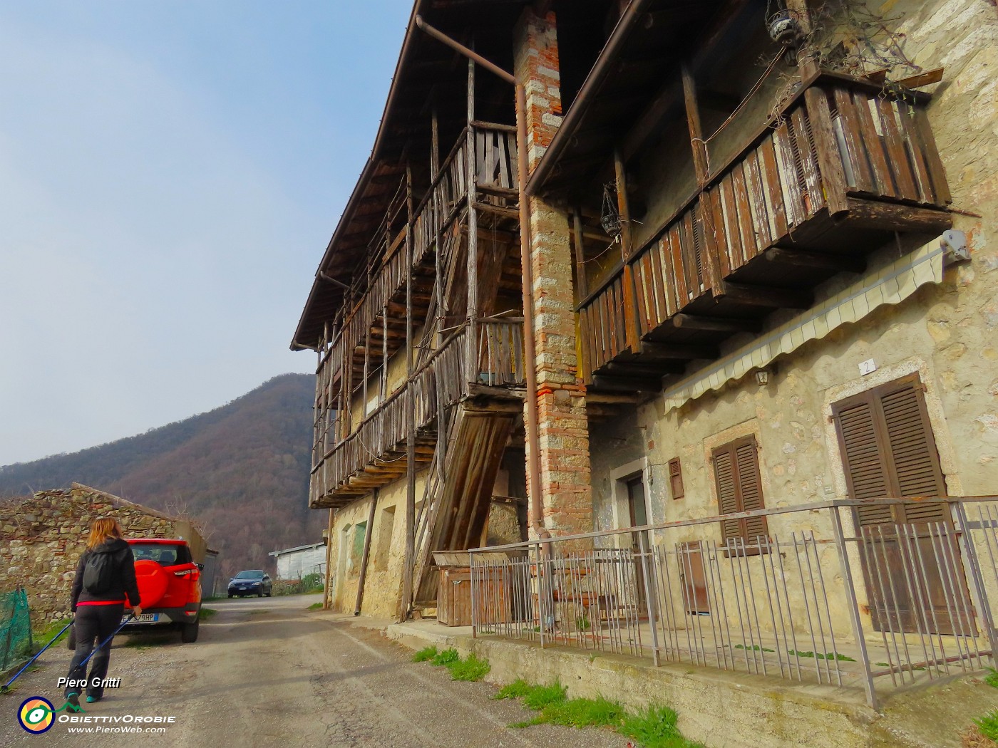 02 Partenza da Sopracorna (540 m) di Ubiale .JPG